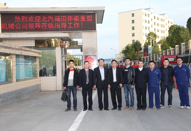 G佳恒公司副總經理明廷海(左二)為懷柔重機總經理總經理王峰(左三)佳恒公司總經理楊永明(左四)懷柔重機質量外檢科長張超(